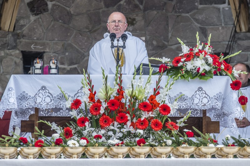Csintalan László tiszteletbeli kanonok, tiszteletbeli fõesperes, csíkdelnei plébános a csíksomlyói búcsún tartott szentmisén. Fotó:MTI/ Veres Nándor