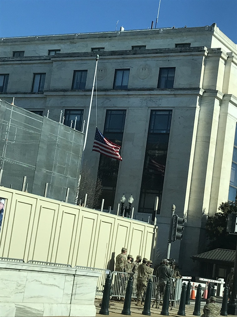 Félárbócon az amerikai zászló a kongresszus épületein, a meggyilkolt capitoliumi rendőr emléke előtt tisztelegnek
