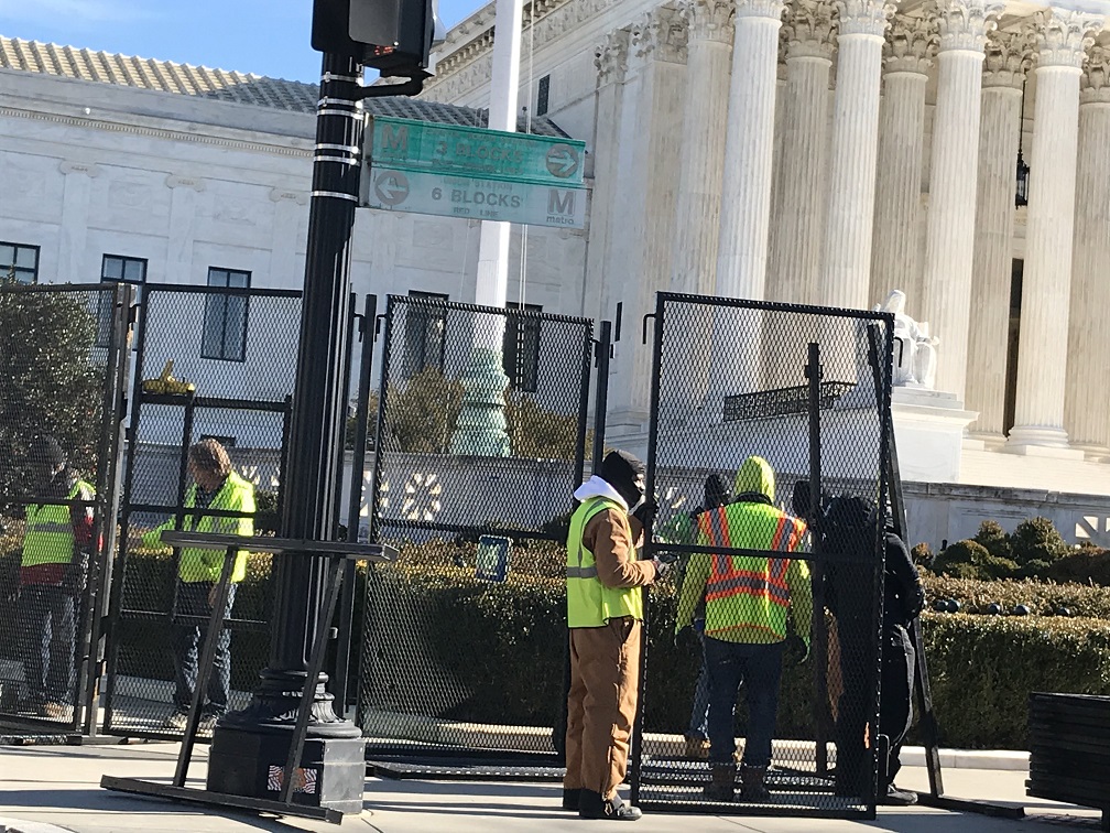 Épül a kerítés a Legfelsőbb Bíróság épülete előtt
