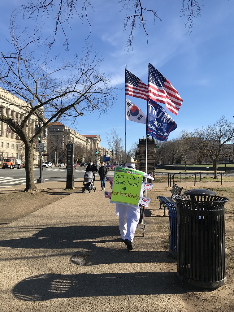 Egy magányos Trump támogató az Afro-Amerikai Múzeum előtt.